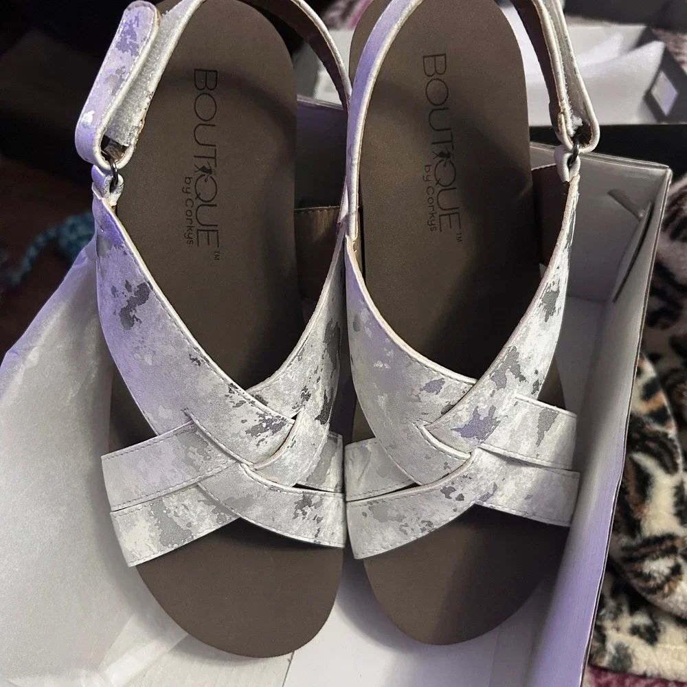 Boutique by Corkys Wow Wedge Sandals Women‎ 9 White Silver Metallic Distressed
